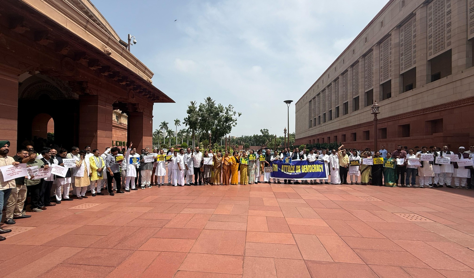 SIR के मुद्दे पर INDIA गठबंधन का संसद में प्रदर्शन