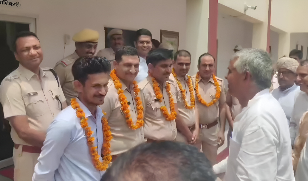 रतनपुरा की वारदात सुलझाने पर ग्रामीणों ने राजगढ़ थाने की पुलिस का किया सम्मान